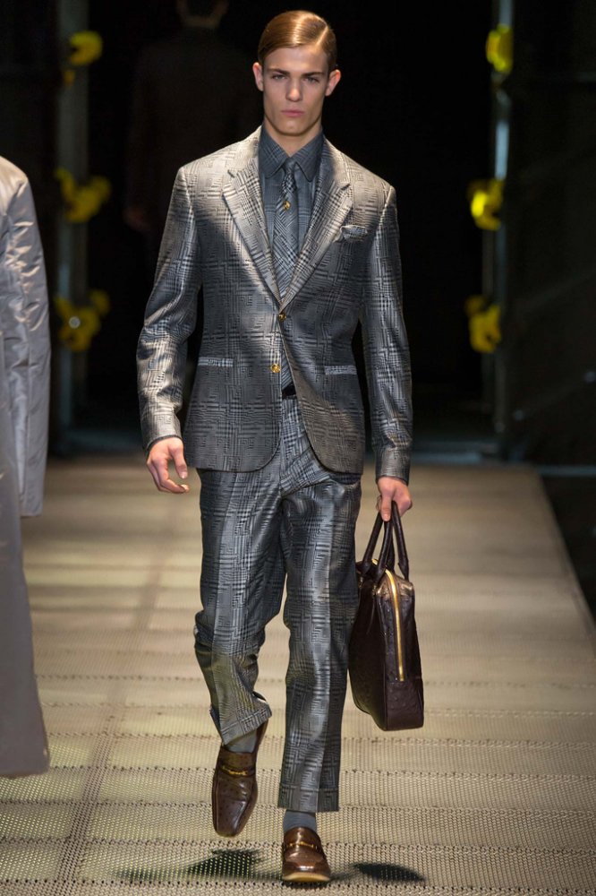 Versace（范思哲）2025米兰时装周秋冬系列男装时装发布