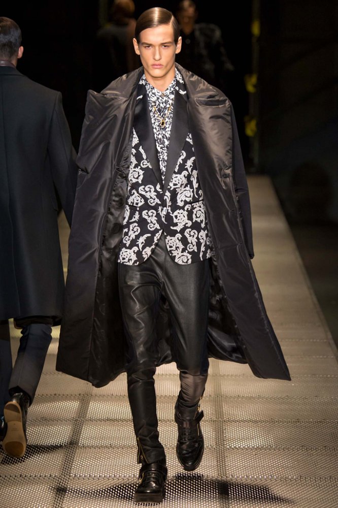 Versace（范思哲）2025米兰时装周秋冬系列男装时装发布