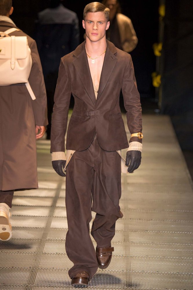 Versace（范思哲）2025米兰时装周秋冬系列男装时装发布