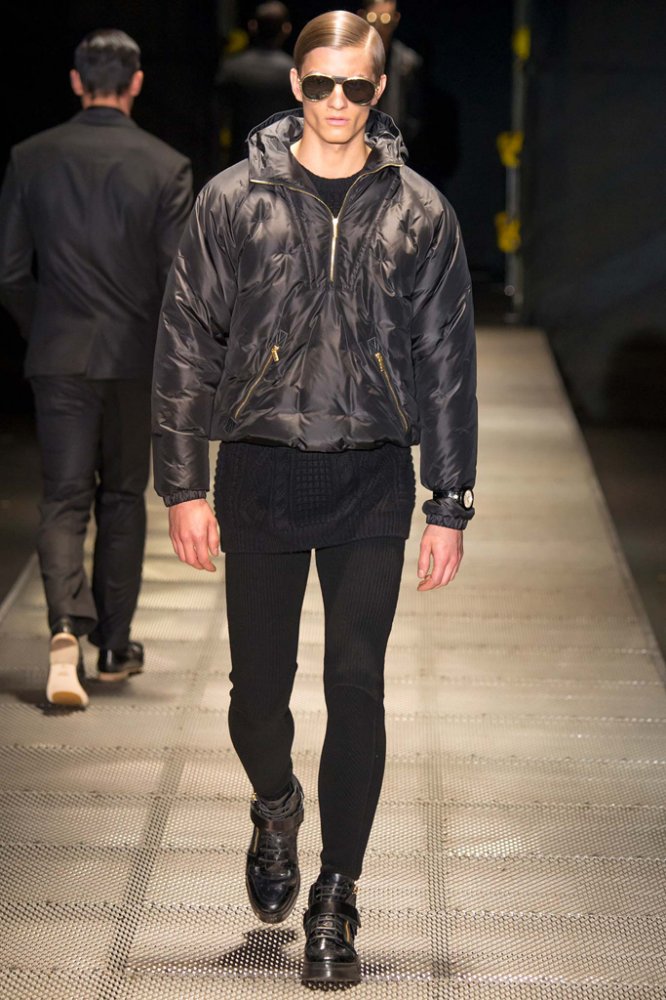 Versace（范思哲）2025米兰时装周秋冬系列男装时装发布