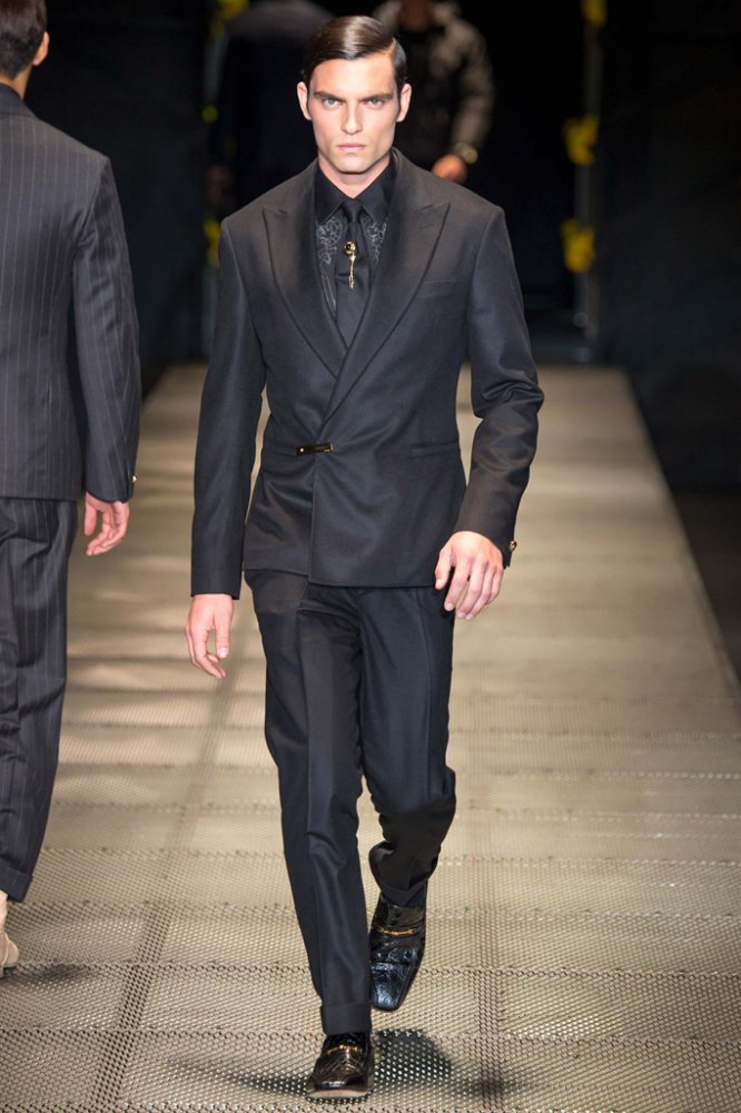 Versace（范思哲）2025米兰时装周秋冬系列男装时装发布