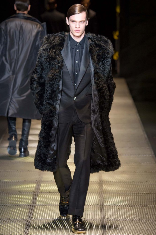 Versace（范思哲）2025米兰时装周秋冬系列男装时装发布