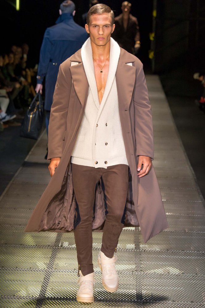 Versace（范思哲）2025米兰时装周秋冬系列男装时装发布