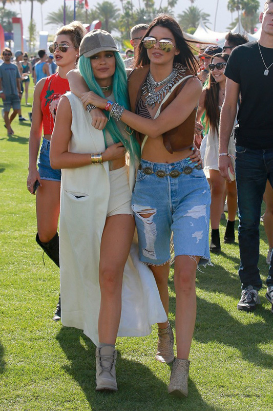 Coachella音乐节明星街拍：放纵时髦，自由舞动！