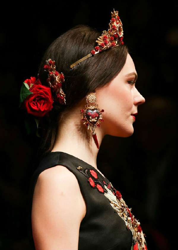 十个T台细节图 掌握2025春夏珠宝流行趋势