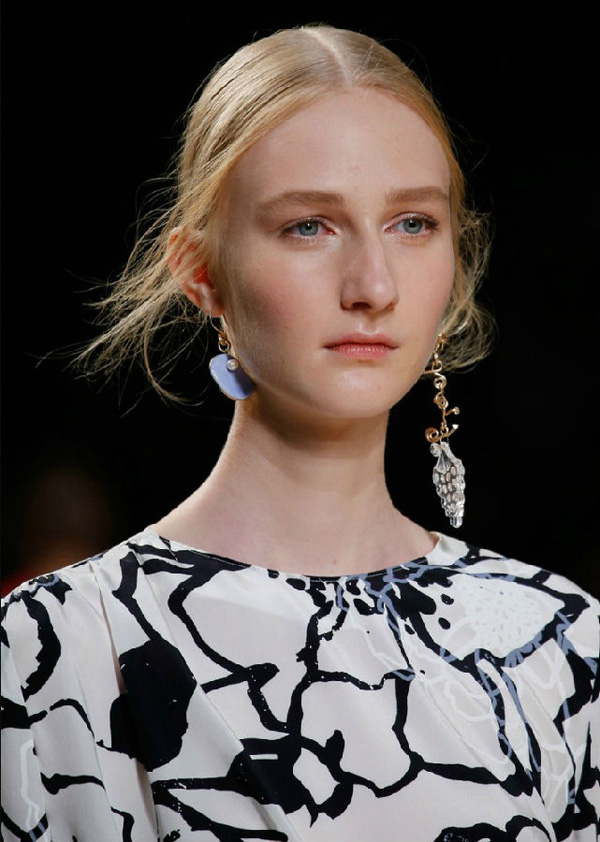 十个T台细节图 掌握2025春夏珠宝流行趋势