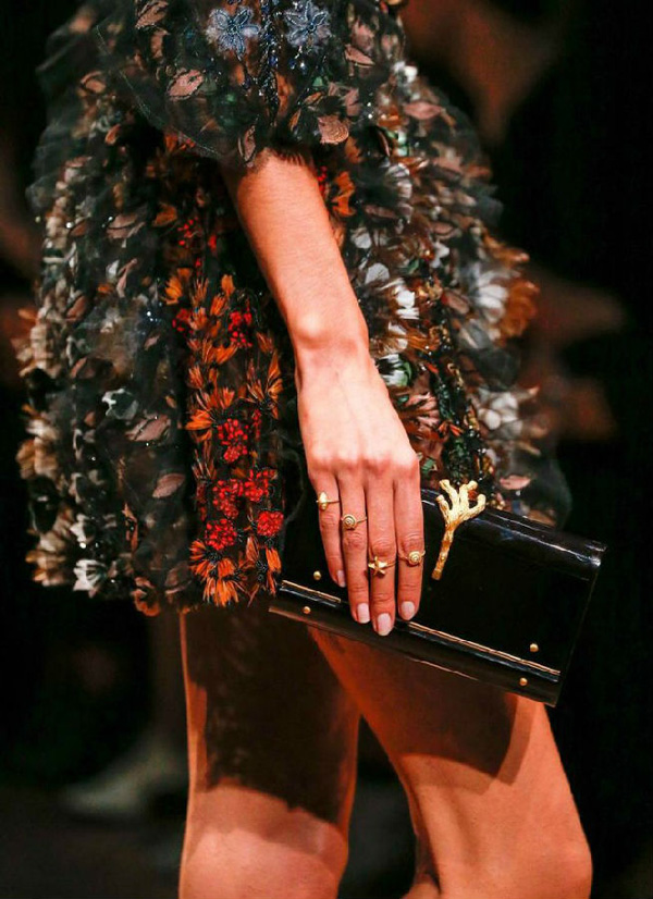 十个T台细节图 掌握2025春夏珠宝流行趋势