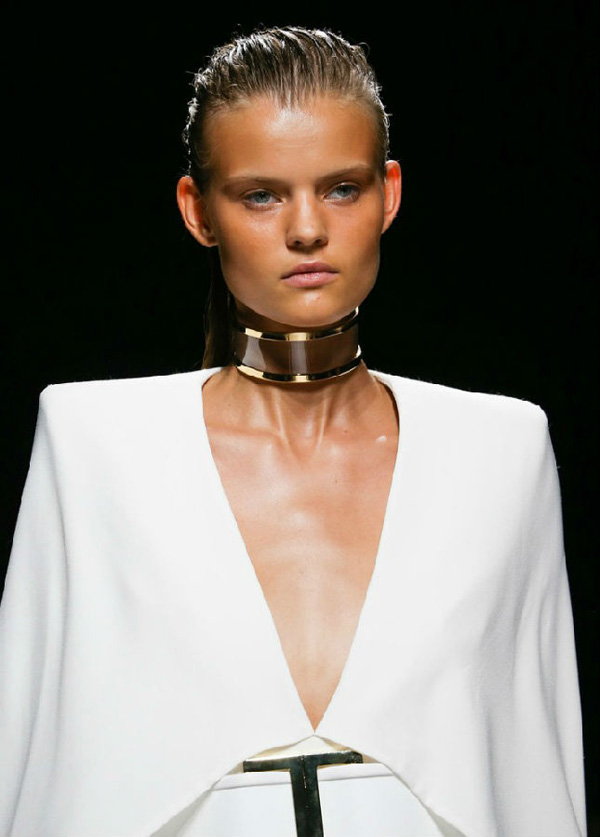 十个T台细节图 掌握2025春夏珠宝流行趋势