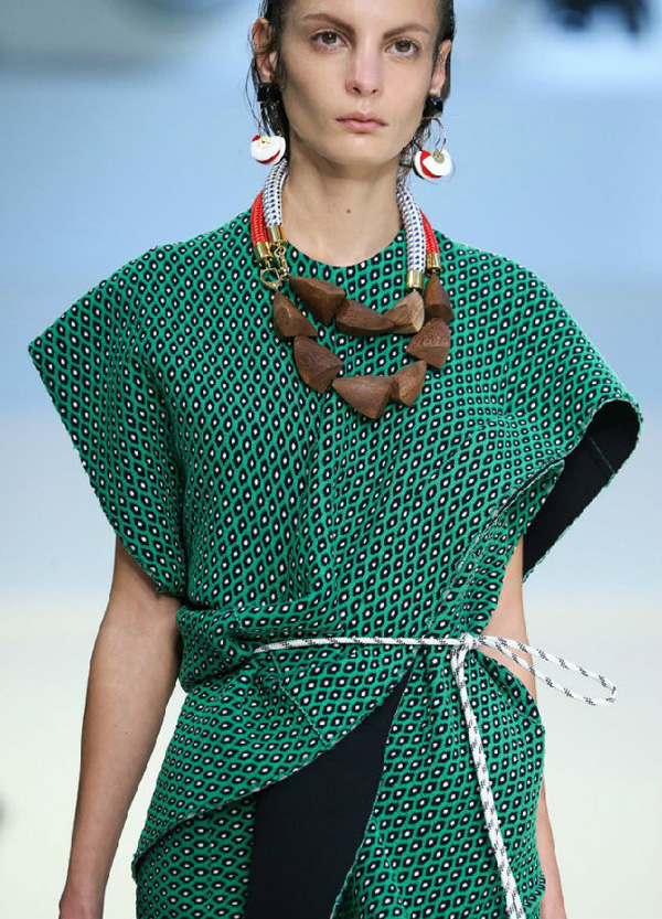 十个T台细节图 掌握2025春夏珠宝流行趋势