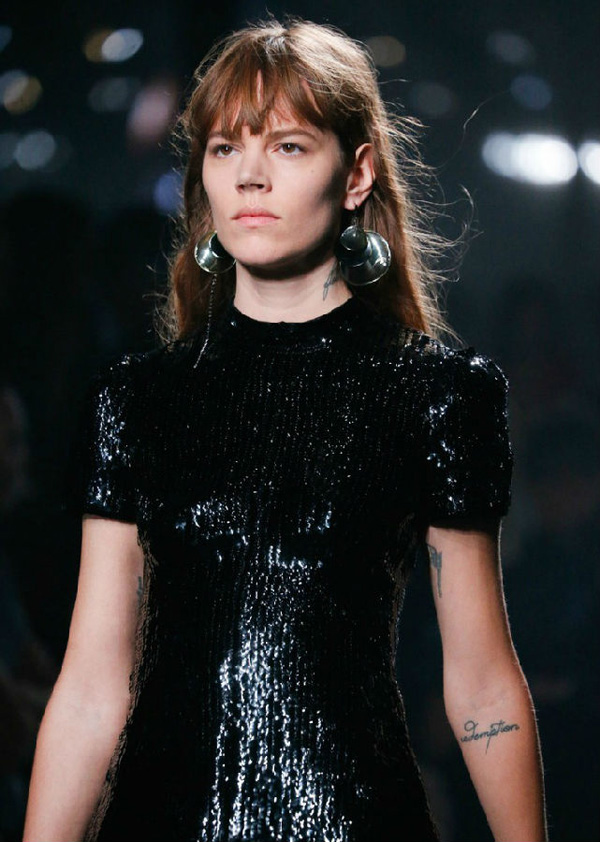 十个T台细节图 掌握2025春夏珠宝流行趋势