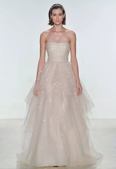 2025春夏最浪漫婚纱 怎么美都不过分