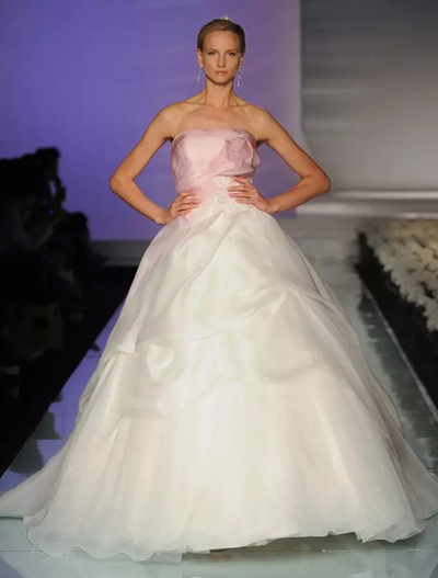 2025春夏最浪漫婚纱 怎么美都不过分