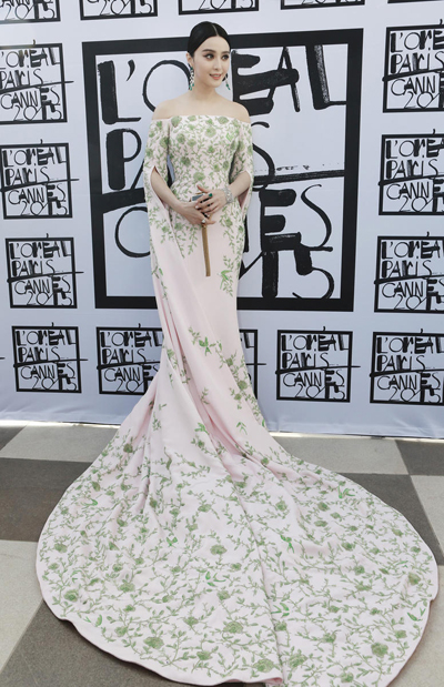 戛纳电影节张馨予红毯 红配绿长裙雷翻众人