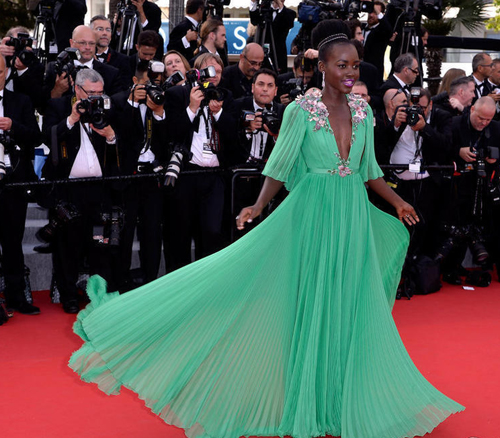 戛纳电影节张馨予红毯 红配绿长裙雷翻众人