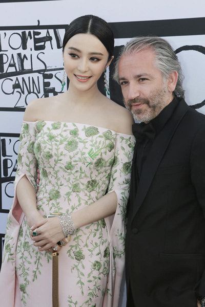 戛纳电影节张馨予红毯 红配绿长裙雷翻众人