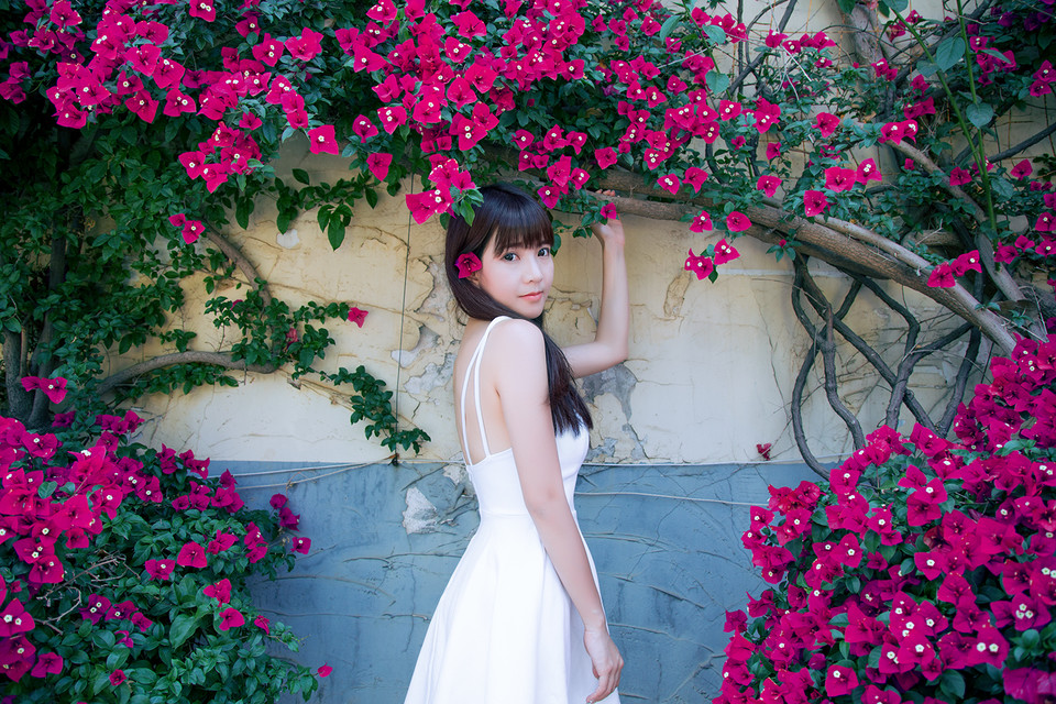 安静如女神般矜持 花海人像写真摄影