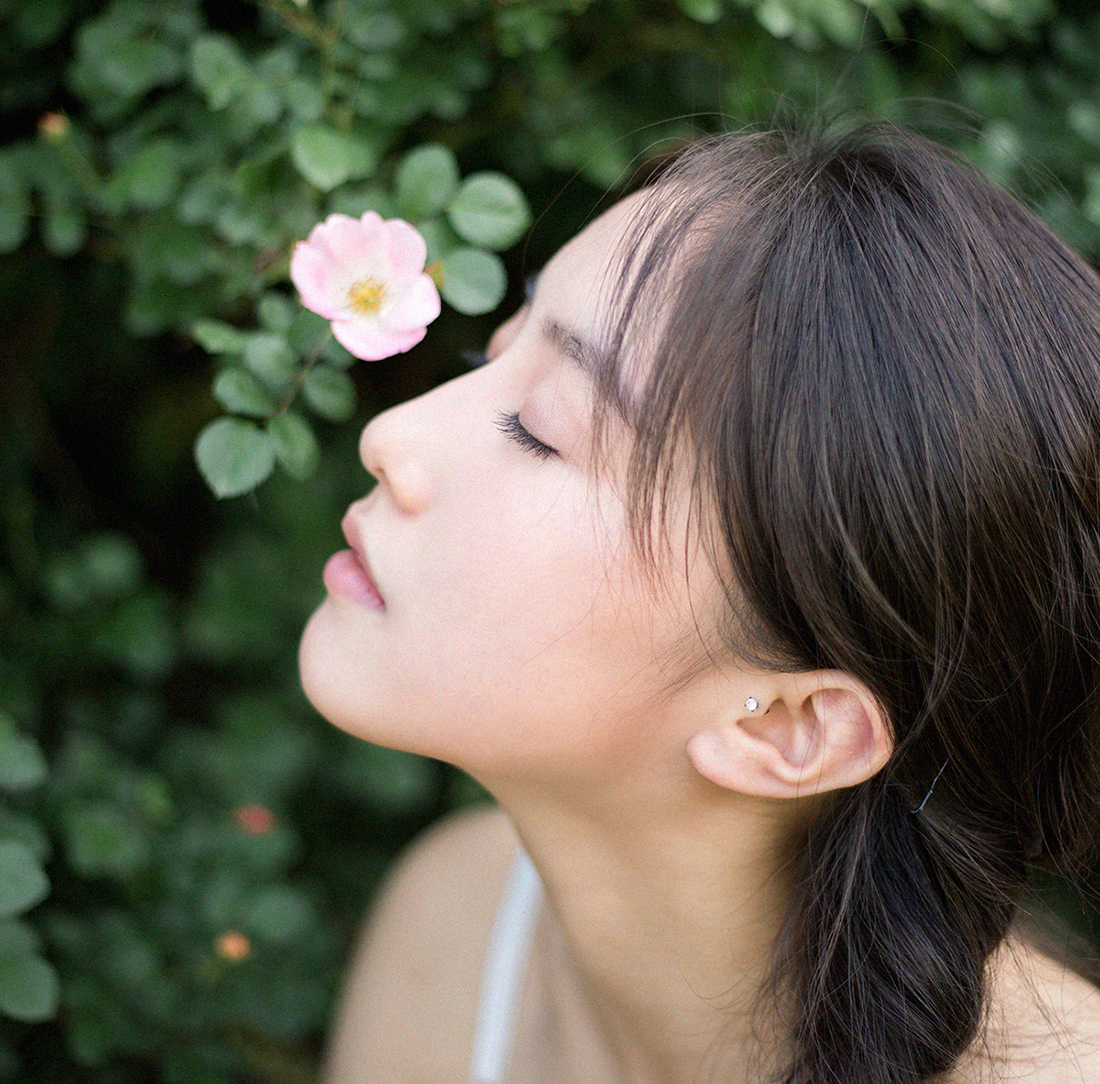 人像写真摄影：阳光暖暖拂来 ，眼眸温柔散开。