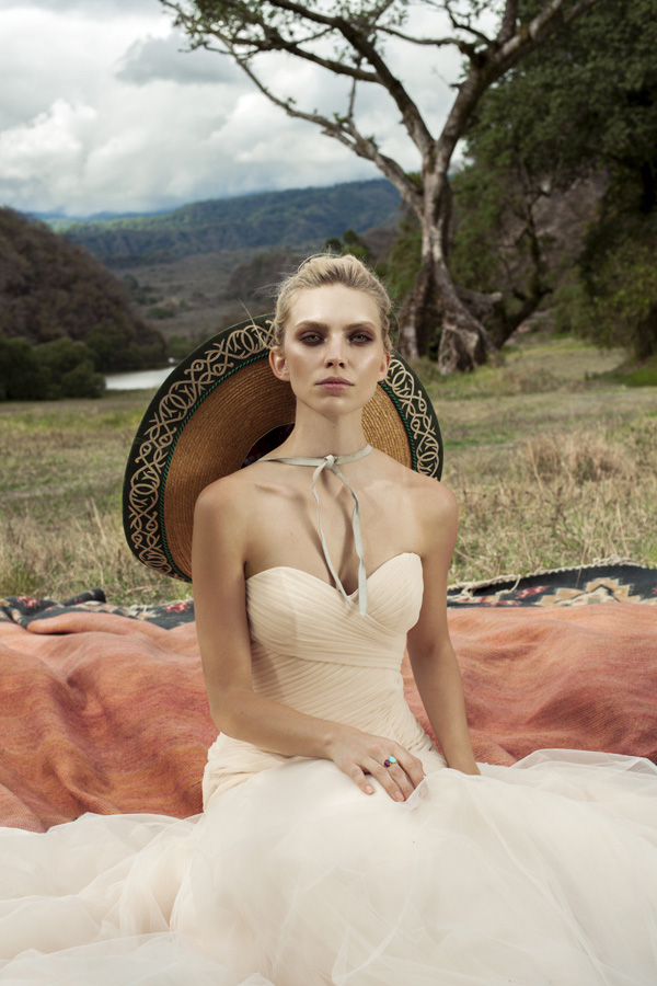 超模Emily Senko 演绎《Harper’s Bazaar》时装杂志纯美浪漫婚纱大片 