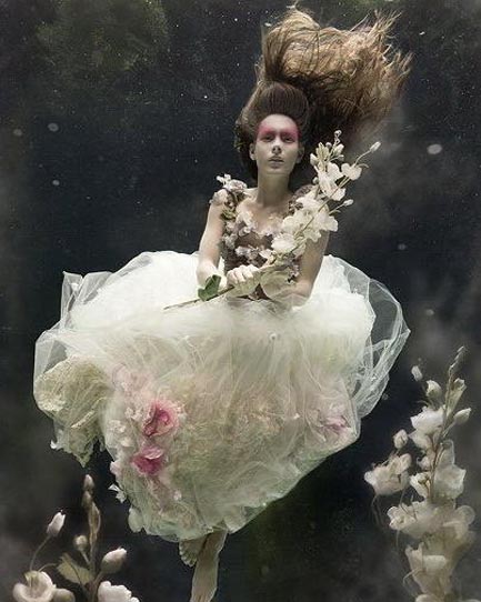 水下婚纱照怎么拍 拍出白纱飘逸的浪漫美感