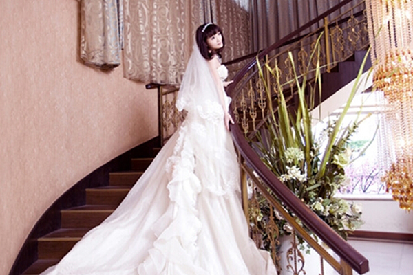 拍韩式婚纱道具盘点 花瓣雨营造唯美氛围