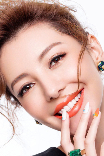 新娘美甲图片2025款式 整体造型更显和谐高雅