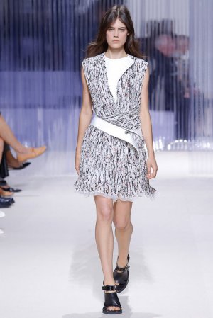 Carven（卡纷）2025春夏巴黎时装秀