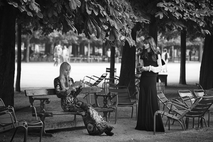 《W》时尚杂志 超模Lara与Freja 巴黎上演浪漫故事