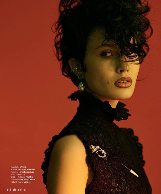 Julie for Harper’s Bazaar Serbia（塞尔维亚）by Marcin Kempski