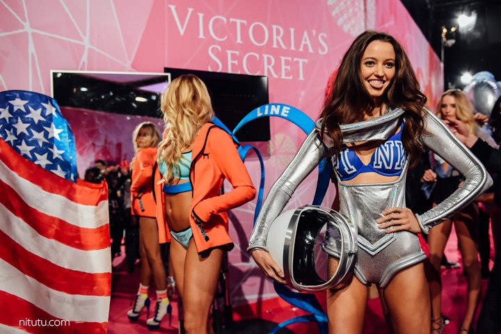 Victoria's Secret（维多利亚的秘密）2025内衣秀后台