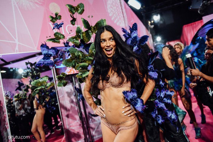 Victoria's Secret（维多利亚的秘密）2025内衣秀后台