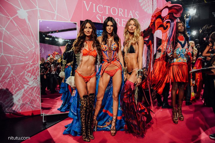 Victoria's Secret（维多利亚的秘密）2025内衣秀后台