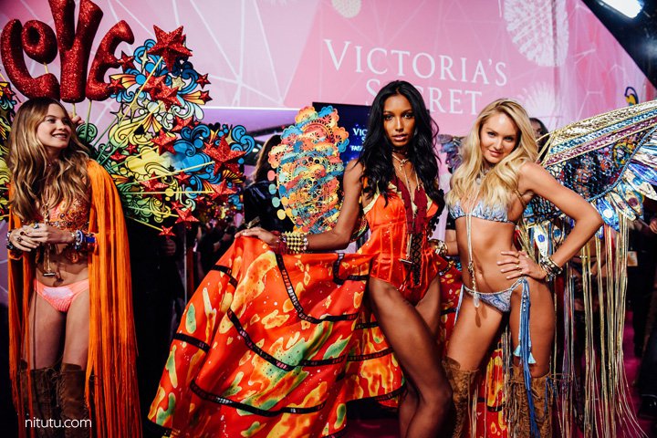Victoria's Secret（维多利亚的秘密）2025内衣秀后台