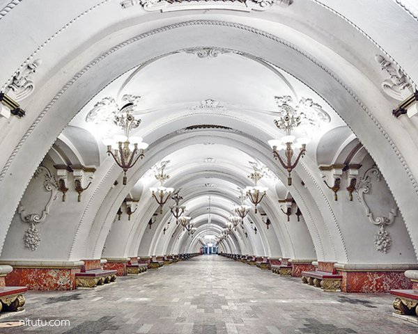 摄影师David Burdeny： 华丽程度让人惊讶的俄罗斯地铁站
