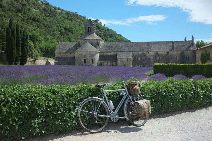 骑上经典款复古自行车 去看风景幽美处
