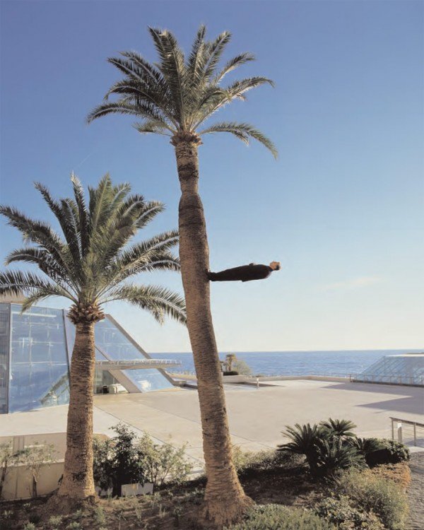 法国艺术家Philippe Ramette：超越地心的引力