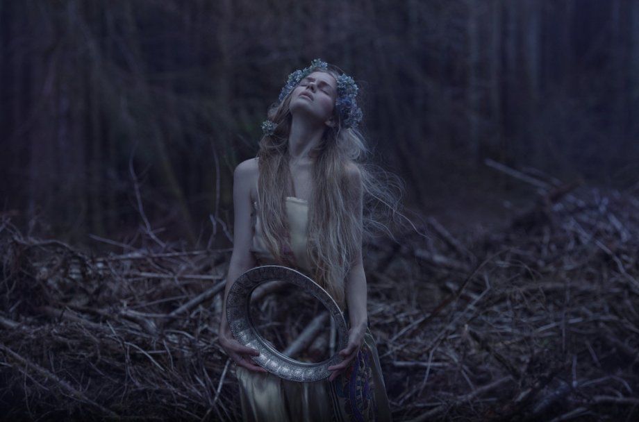 摄影师Agnieszka Lorek：哥特范儿的森女人像