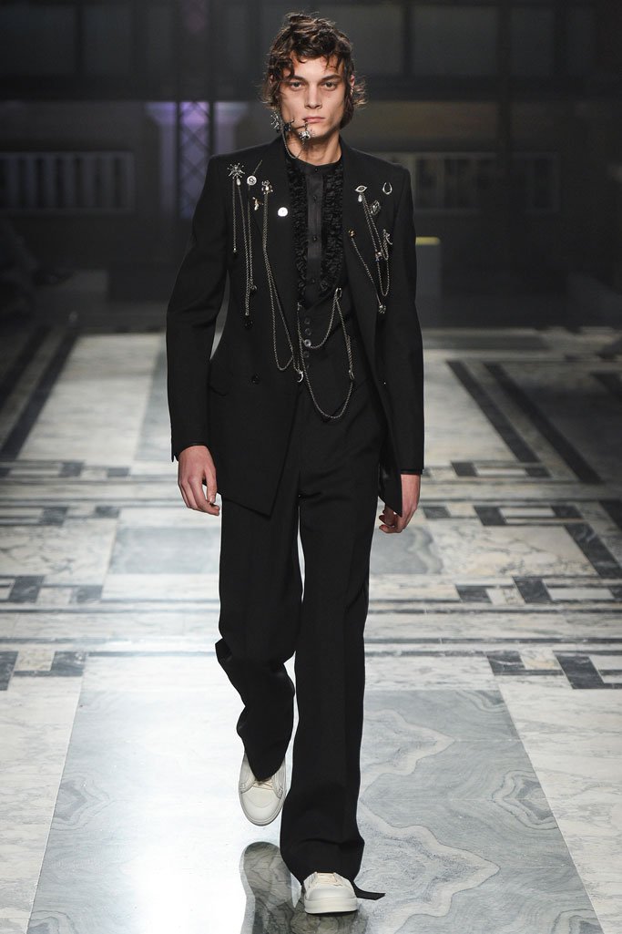 Alexander McQueen（亚历山大·麦昆）2025伦敦男装周时装秀