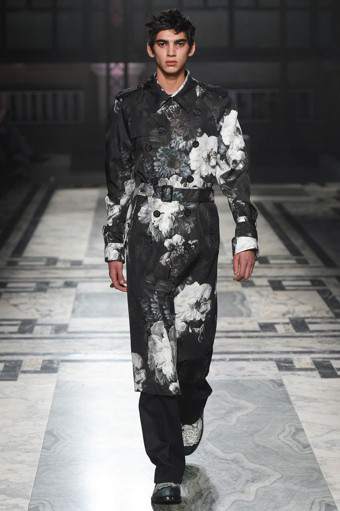 Alexander McQueen（亚历山大·麦昆）2025伦敦男装周时装秀