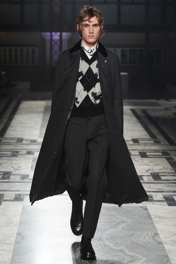 Alexander McQueen（亚历山大·麦昆）2025伦敦男装周时装秀