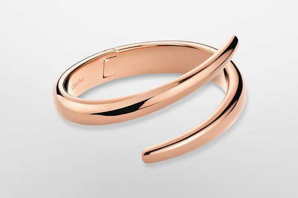 Calvin Klein 2025腕表与首饰广告