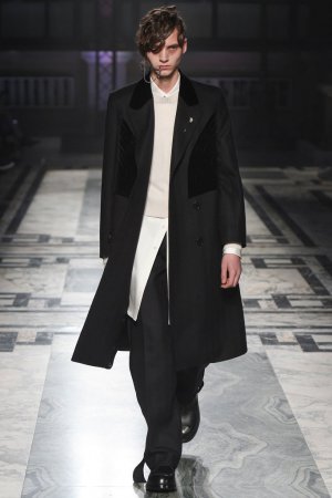 Alexander McQueen（亚历山大·麦昆）2025伦敦男装周时装秀