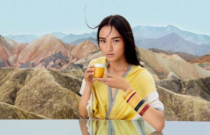 「上下」发布2025春夏广告艺术大片 绚烂丹霞平淡真意