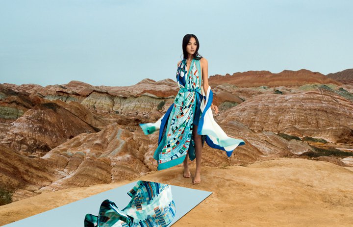 「上下」发布2025春夏广告艺术大片 绚烂丹霞平淡真意