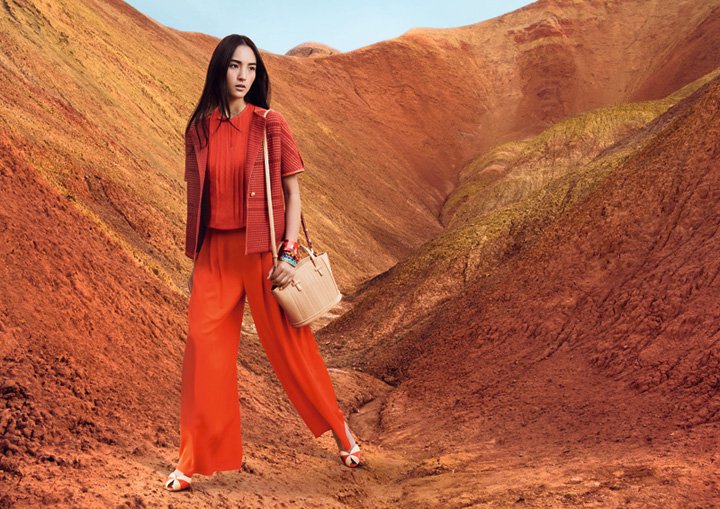 「上下」发布2025春夏广告艺术大片 绚烂丹霞平淡真意