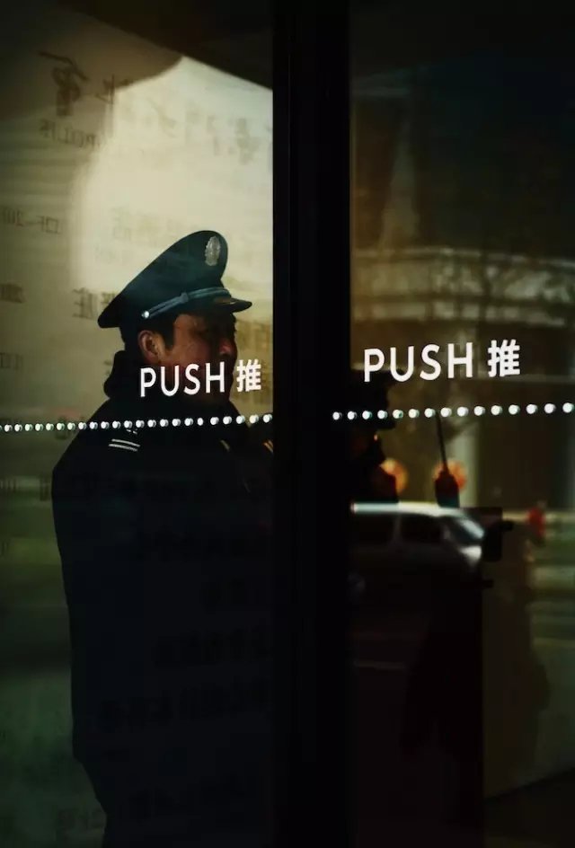 伦敦摄影师Jack Davison 眼中的上海:轰然坍塌 又迅速崛起