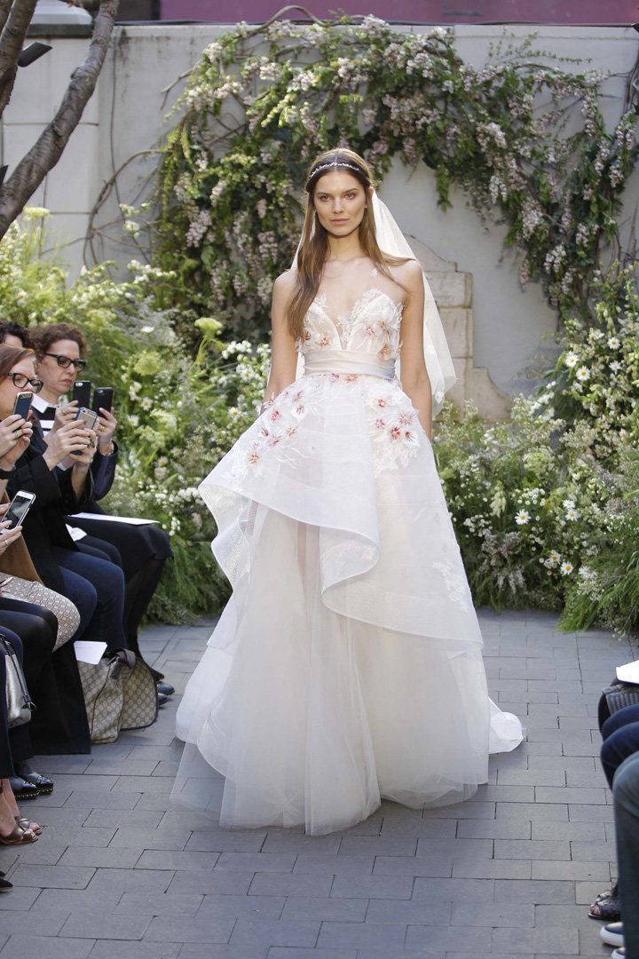 Monique Lhuillier 2025纽约婚纱周婚纱发布会