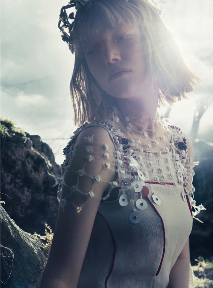 超模Lou Schoof演绎《Harper's Bazaar》欧美杂志时尚大片