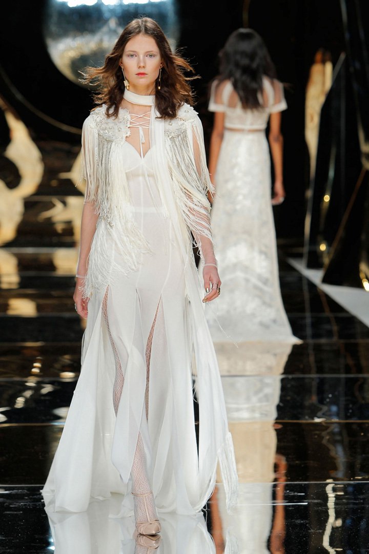 Yolan Cris 2025巴萨罗那婚纱周婚纱秀