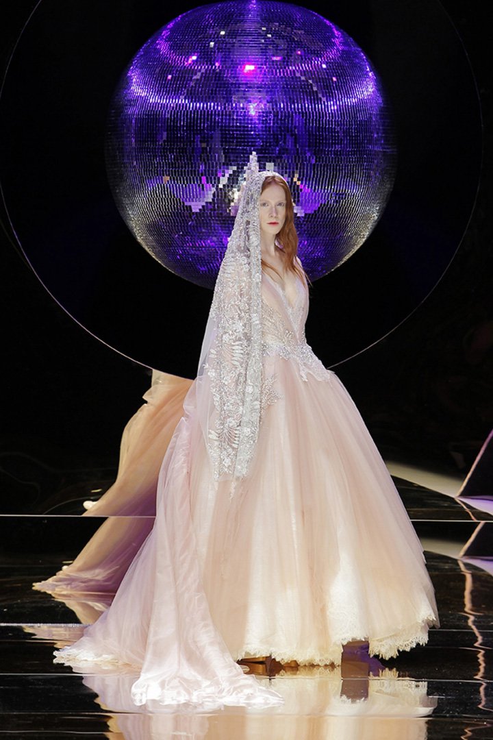 Yolan Cris 2025巴萨罗那婚纱周婚纱秀