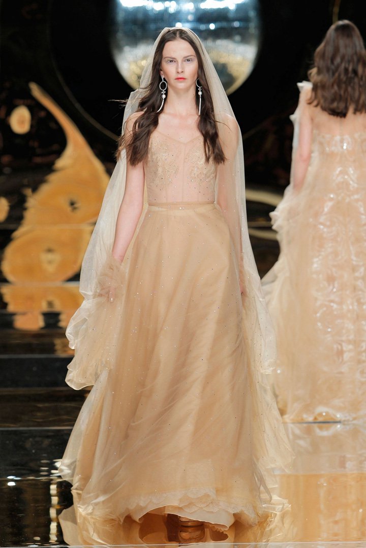 Yolan Cris 2025巴萨罗那婚纱周婚纱秀